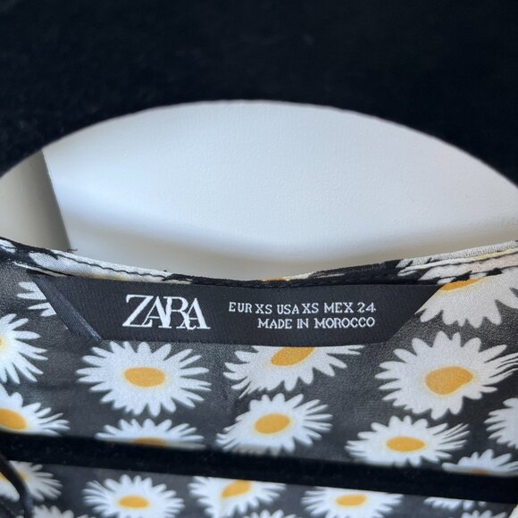 Zara Blouse with Daisy Print - Picture 3 of 3